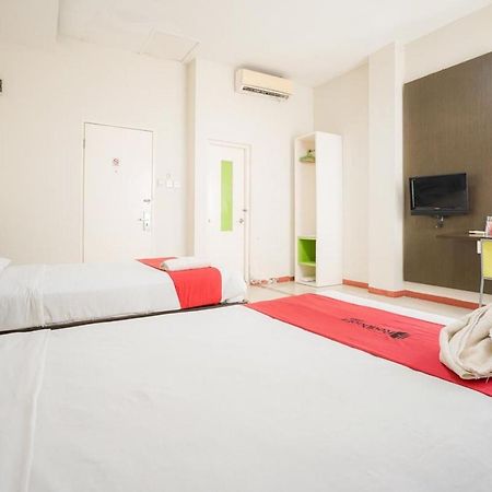 RedDoorz near Pantai Pede Hotel Labuan Bajo Buitenkant foto