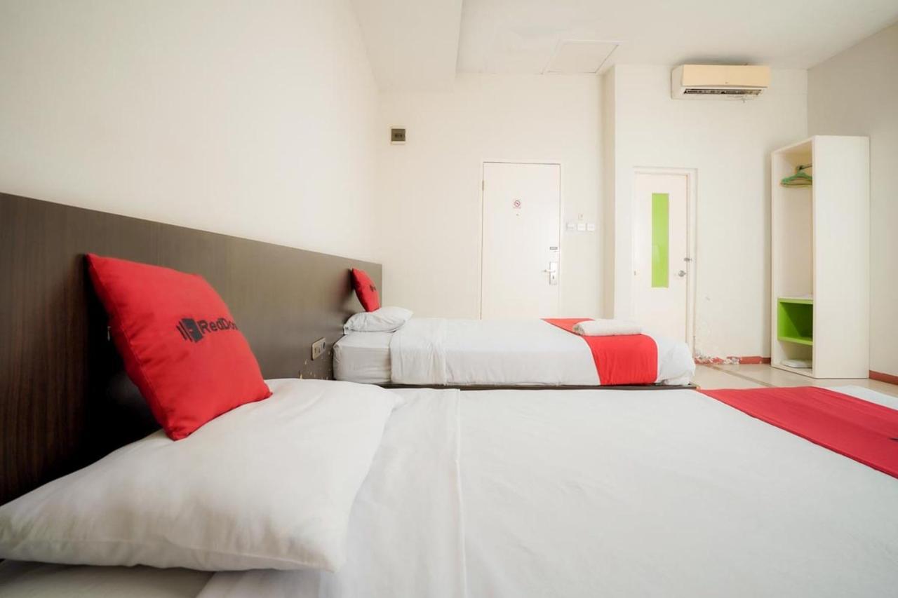 RedDoorz near Pantai Pede Hotel Labuan Bajo Buitenkant foto