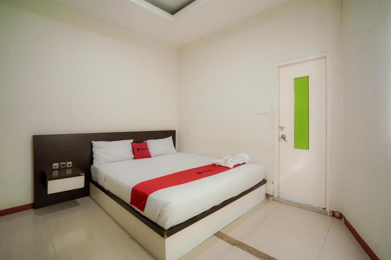 RedDoorz near Pantai Pede Hotel Labuan Bajo Buitenkant foto