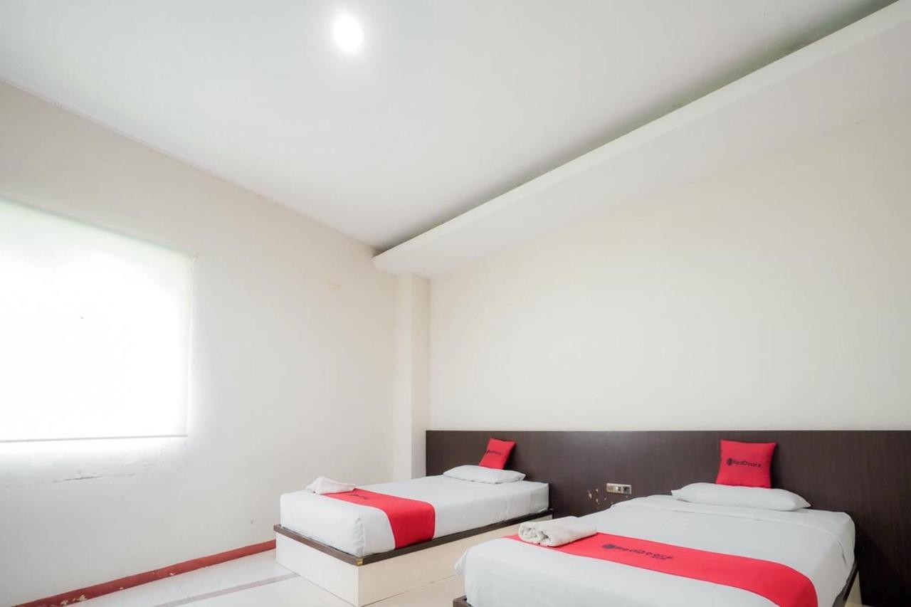 RedDoorz near Pantai Pede Hotel Labuan Bajo Buitenkant foto
