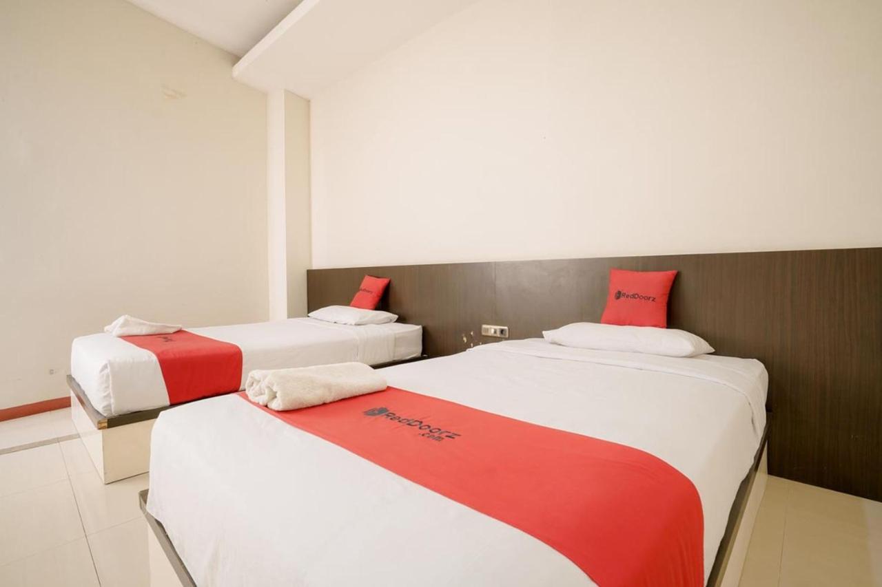RedDoorz near Pantai Pede Hotel Labuan Bajo Buitenkant foto