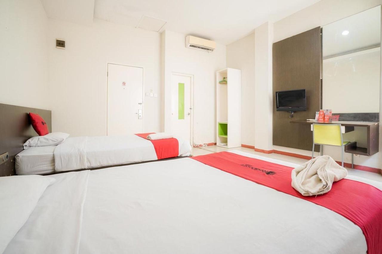 RedDoorz near Pantai Pede Hotel Labuan Bajo Buitenkant foto