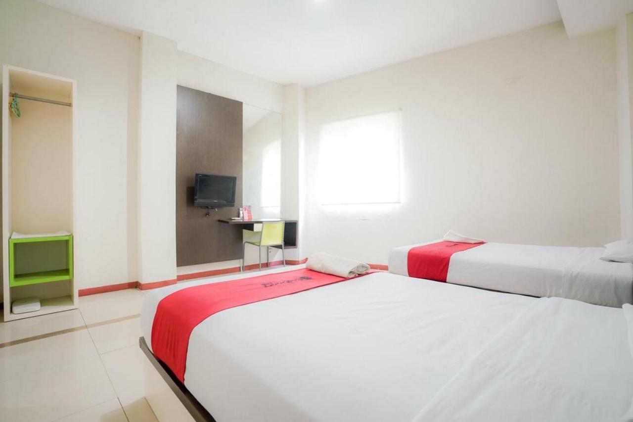 RedDoorz near Pantai Pede Hotel Labuan Bajo Buitenkant foto