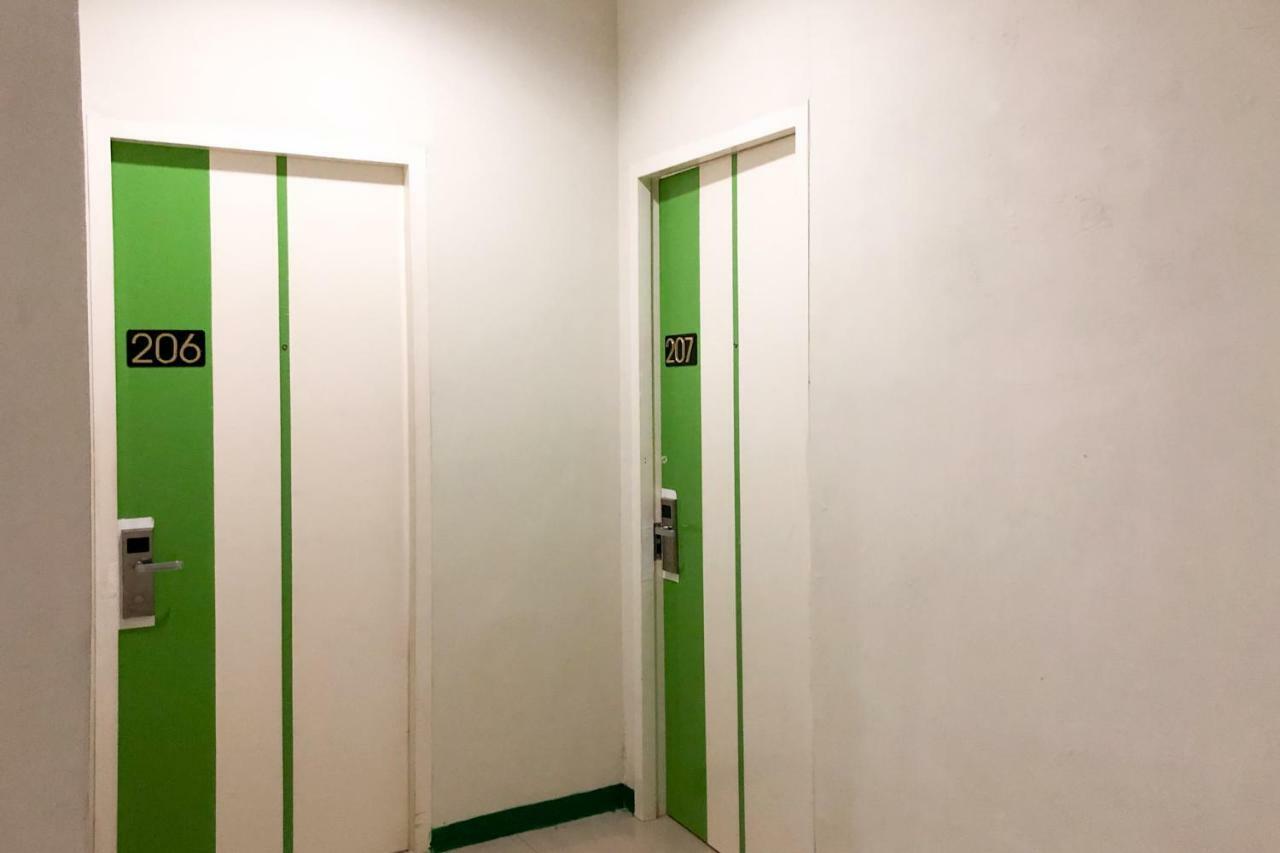 RedDoorz near Pantai Pede Hotel Labuan Bajo Buitenkant foto