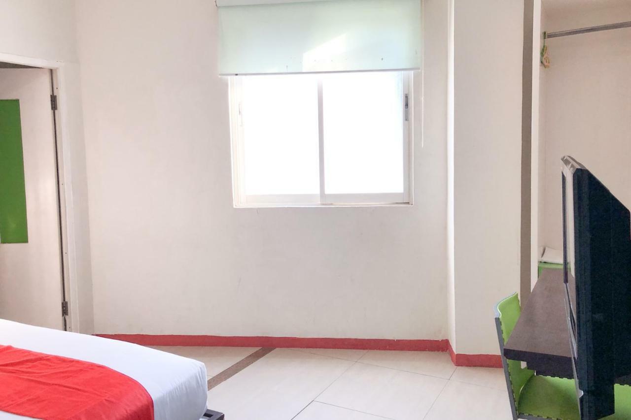 RedDoorz near Pantai Pede Hotel Labuan Bajo Buitenkant foto