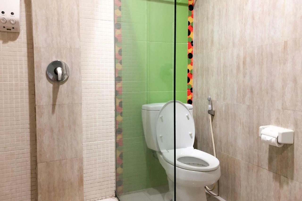 RedDoorz near Pantai Pede Hotel Labuan Bajo Buitenkant foto